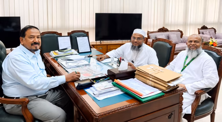 জাতীয় সংসদের স্পিকার হাফিজ উদ্দিন আহমেদের সঙ্গে এমপি মুফতি মোহাম্মদ আবুল হাসানের সৌজন্য সাক্ষাৎ